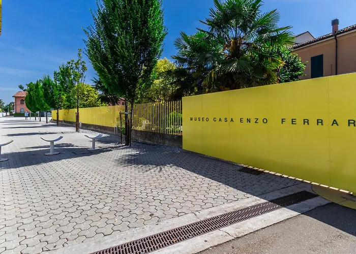 Enzo Ferrari Museum -Wifi, Train Station And Parking