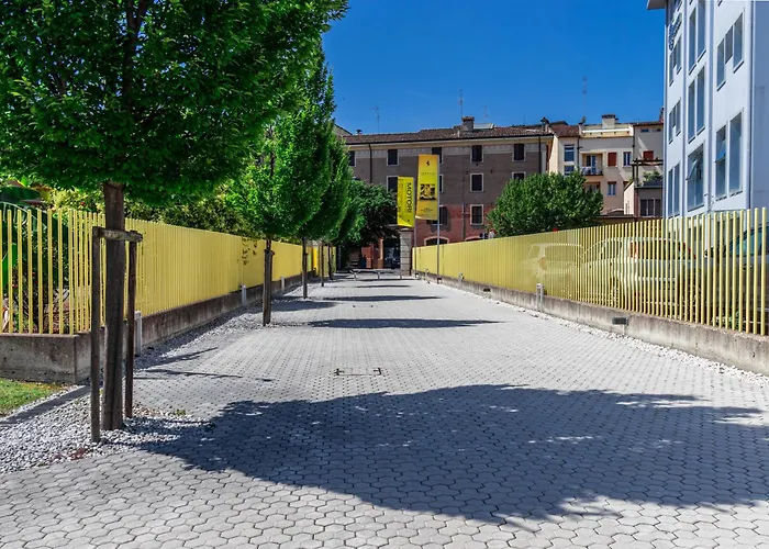 Enzo Ferrari Museum -Wifi, Train Station And Parking