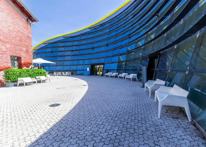 Enzo Ferrari Museum -Wifi, Train Station And Parking
