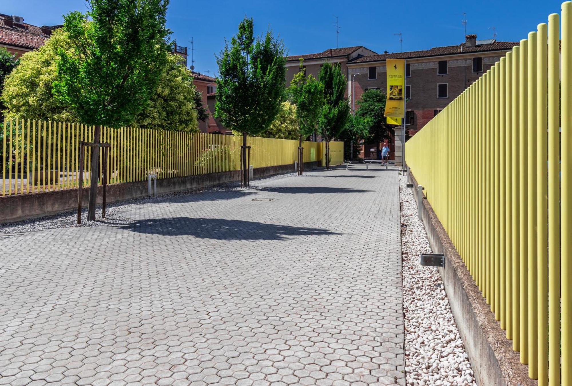 Enzo Ferrari Museum -wifi, Train Station And Parking