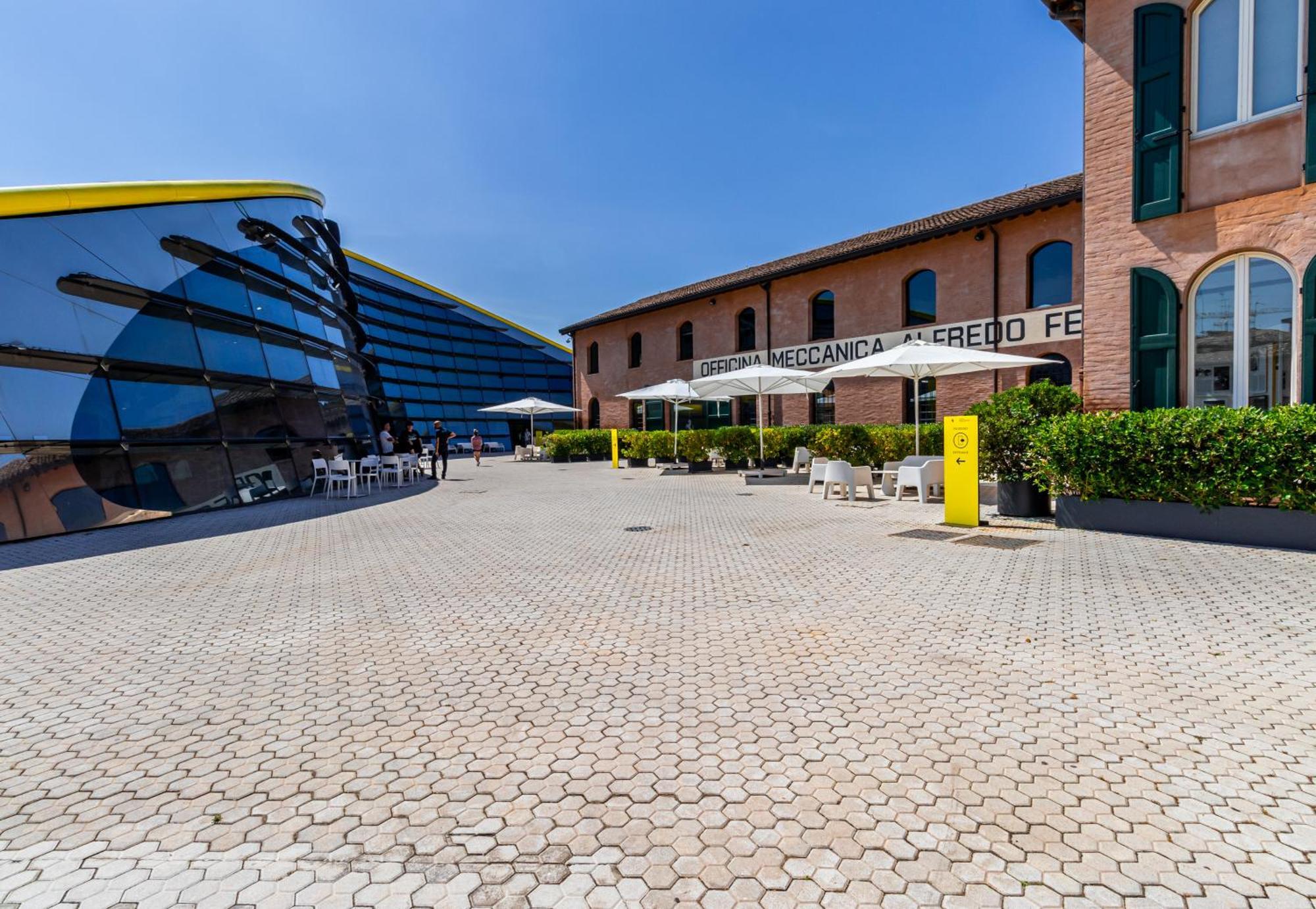 Enzo Ferrari Museum -wifi, Train Station And Parking Apartment *